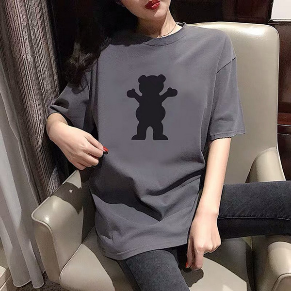 Áo phông oversize bear phối với quần jeans bó sát khoe dáng thon gọn