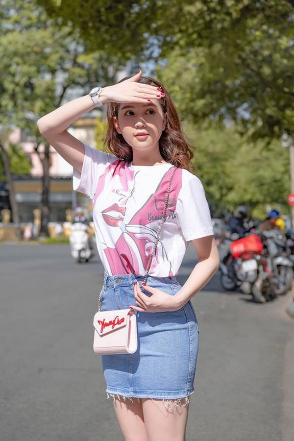 Cực sexy và gợi cảm bên áo phông và chân váy bò ngắn