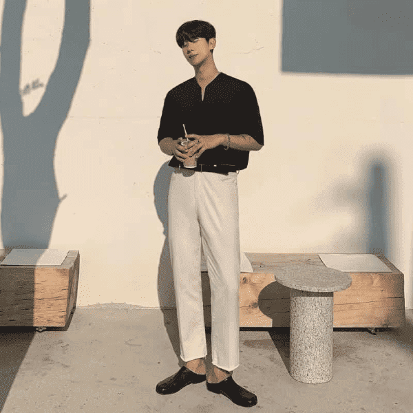 Áo unisex kết hợp với quần kaki