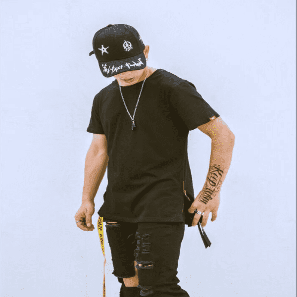 Áo phông unisex kết hợp cùng với quần jeans