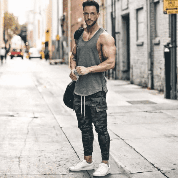 Phối áo Tanktop nam cùng quần Jogger khỏe khoắn