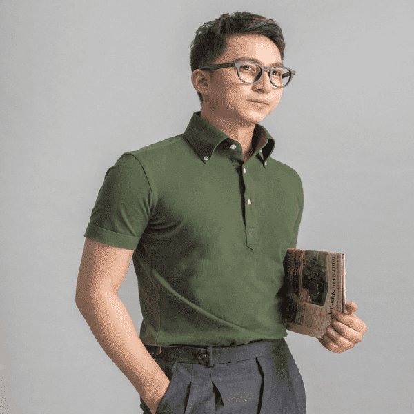 Những chiếc áo polo xanh sẫm được ưa chuộng hơn bởi cánh mày râu