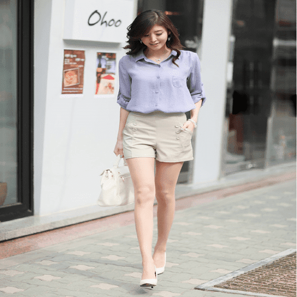 Mix áo sơ mi với quần short là sự trung hòa tuyệt vời điệu đà và cá tính