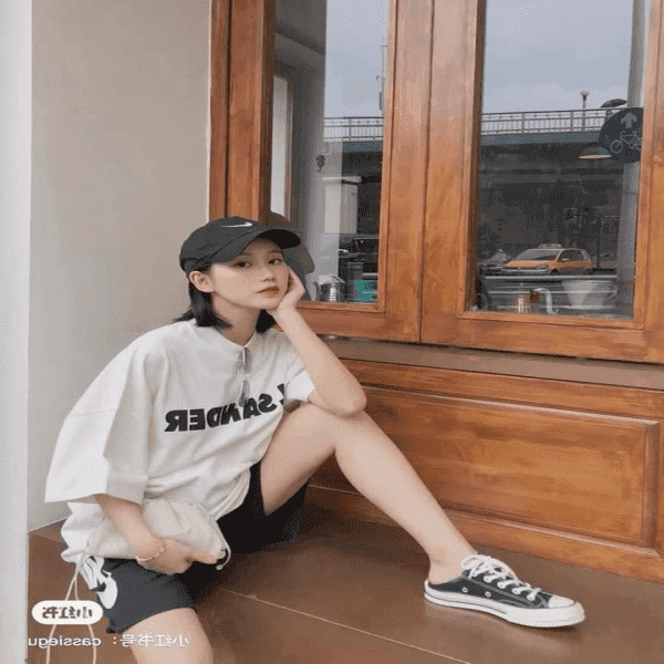 Áo phông mix cùng quần short năng động