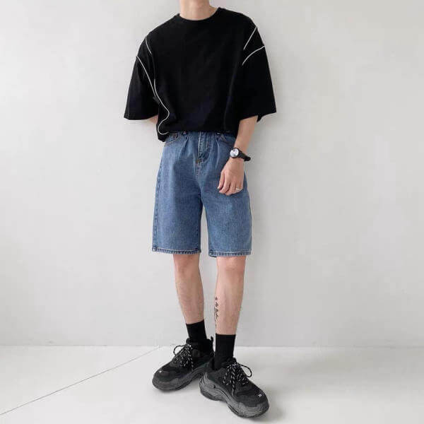 áo thun cổ tròn cùng quần short jean