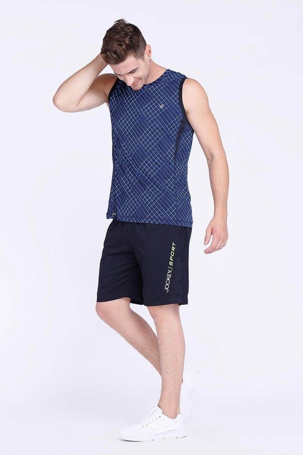 áo thun sát nách phối với quần short vải dù