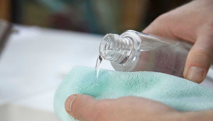 tẩy vết bản trên áo màu
