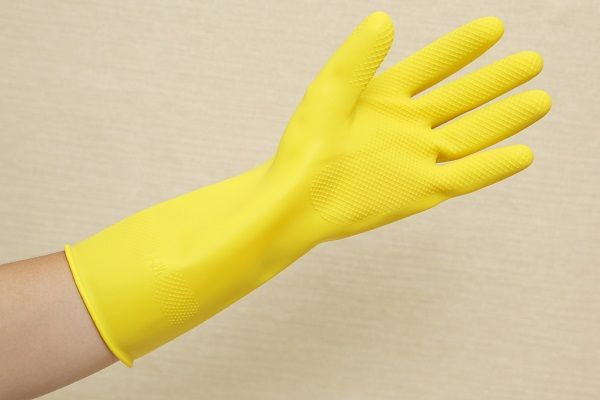 tẩy vết bẩn trên áo màu