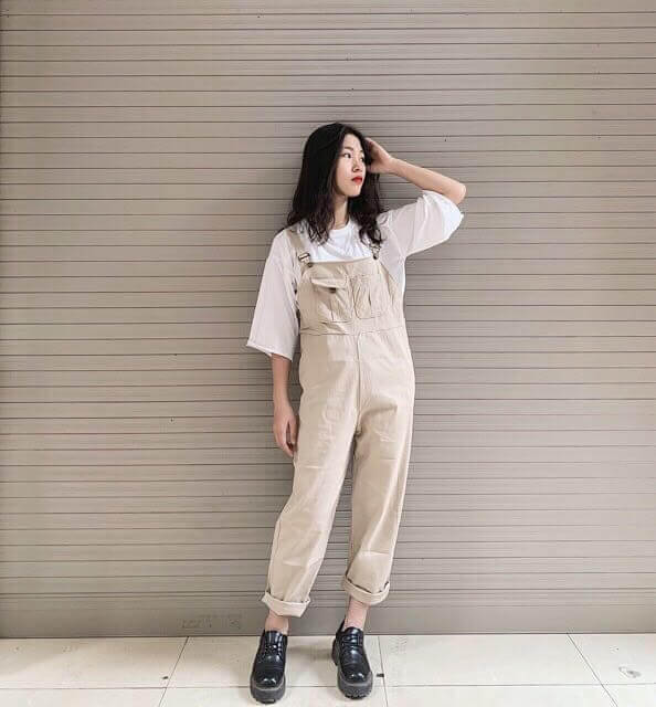 áo phông rộng và quần yếm