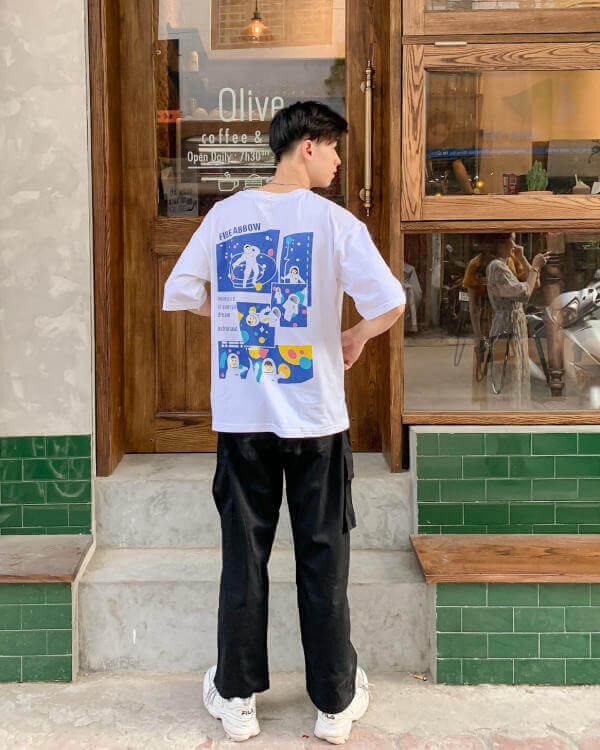 jean ống rộng và sneaker