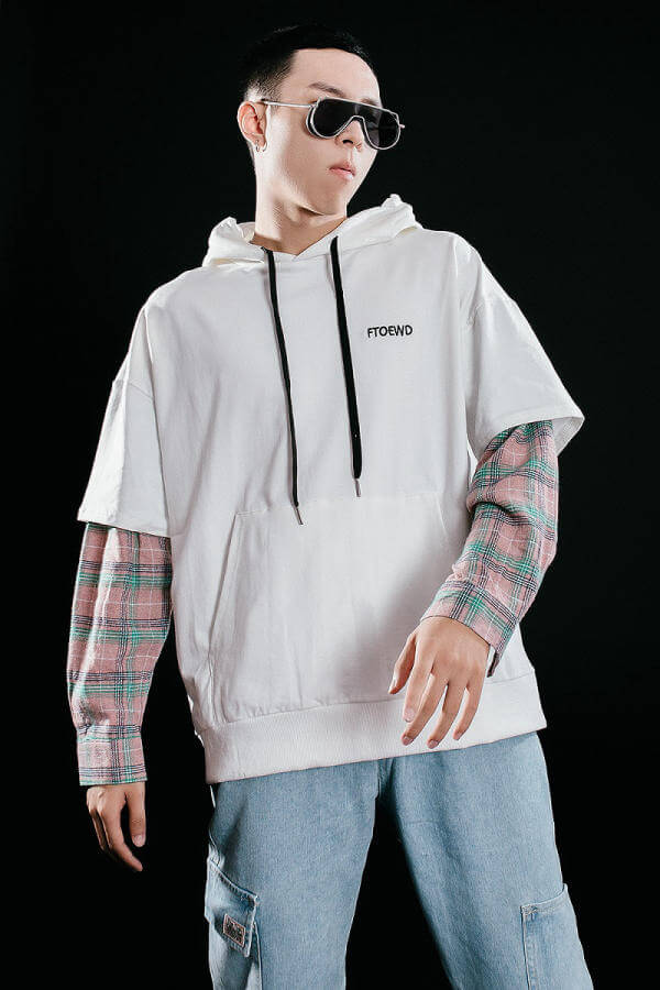 jean ống rộng và áo hoodie