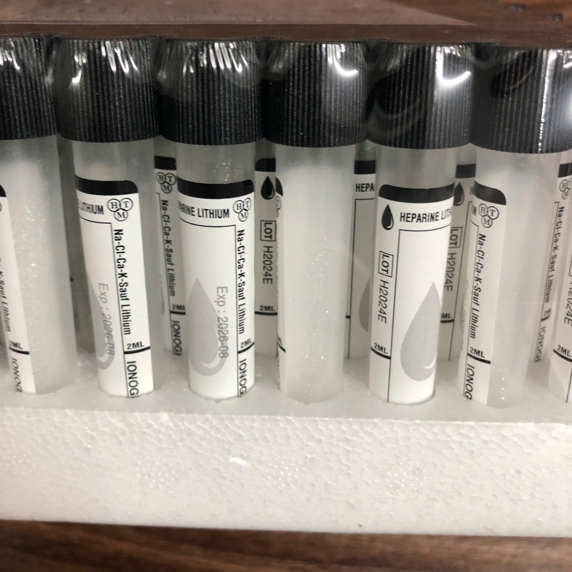 Ống sinh hoá, Lithium Heparin HTM 2ml nắp đen (Khay=100 ống, Thùng=2400ống)