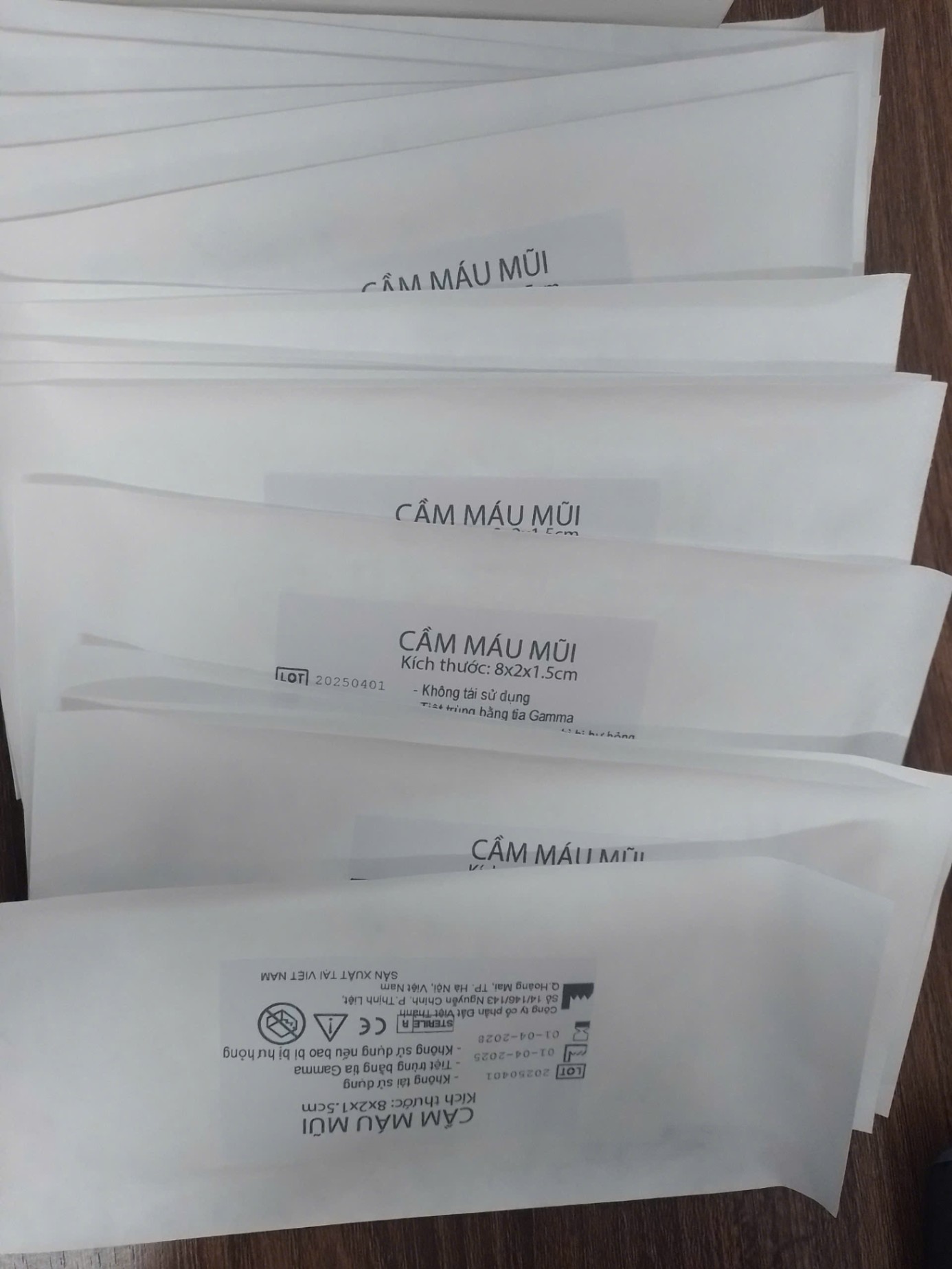 Gạc cầm máu mũi chất liệu PVA, 8x2x1,5 cm Đất Việt Thành, Việt Nam (Túi=1 miếng, Hộp=20 miếng)