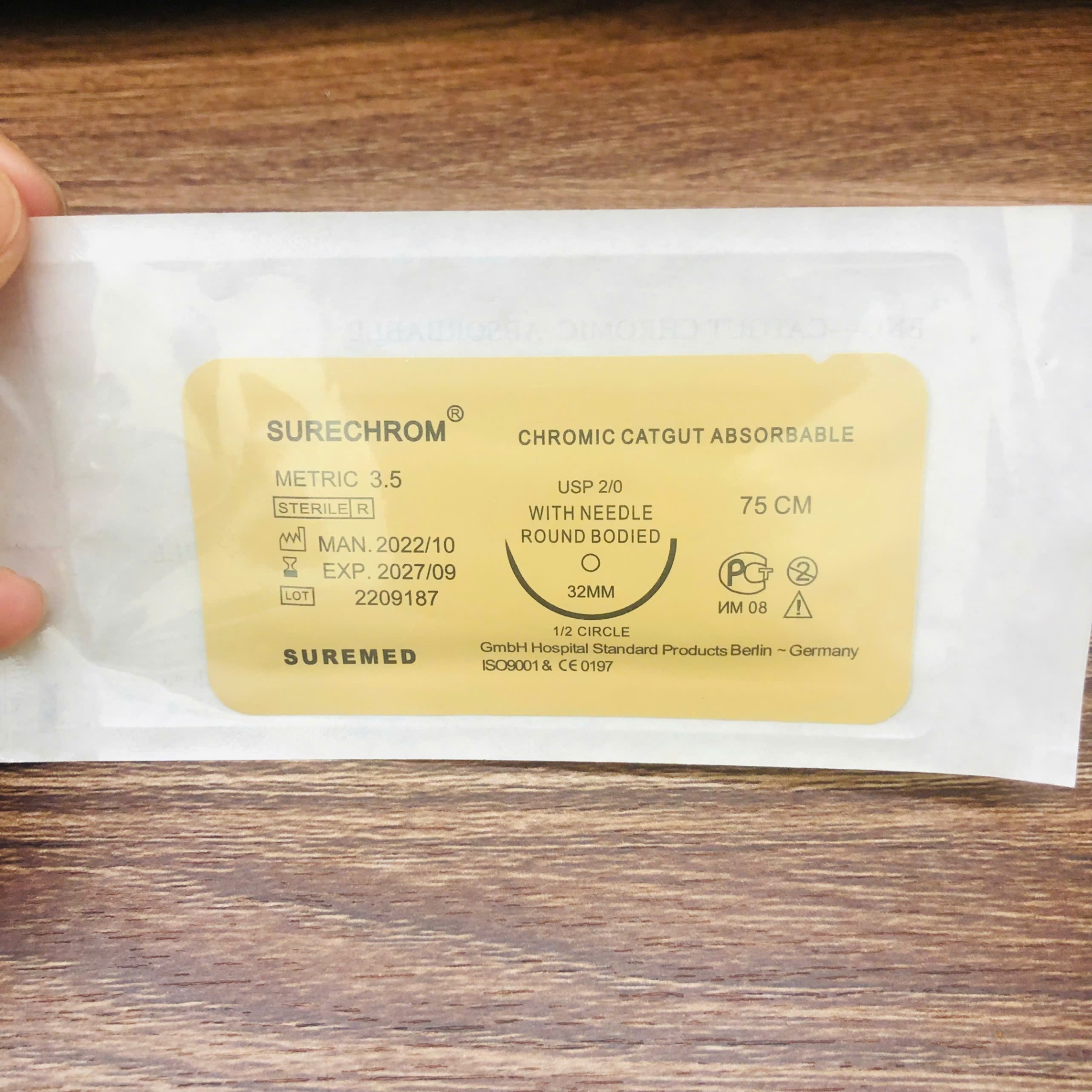 Chỉ khâu phẫu thuật tự tiêu liền kim vô trùng Catgut Chromic (Hộp=12 sợi)