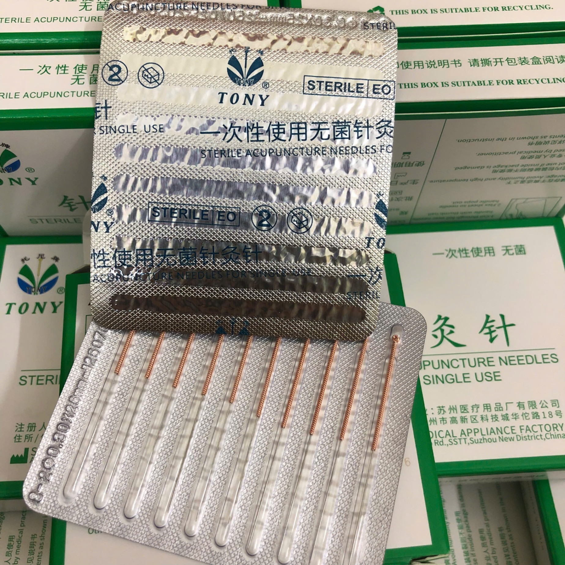 Kim châm cứu vô trùng màu vàng Tony 0.3x25mm, dạng vỉ cán đồng, Trung Quốc (Vỉ=10 cái, Thùng=10000 cây)