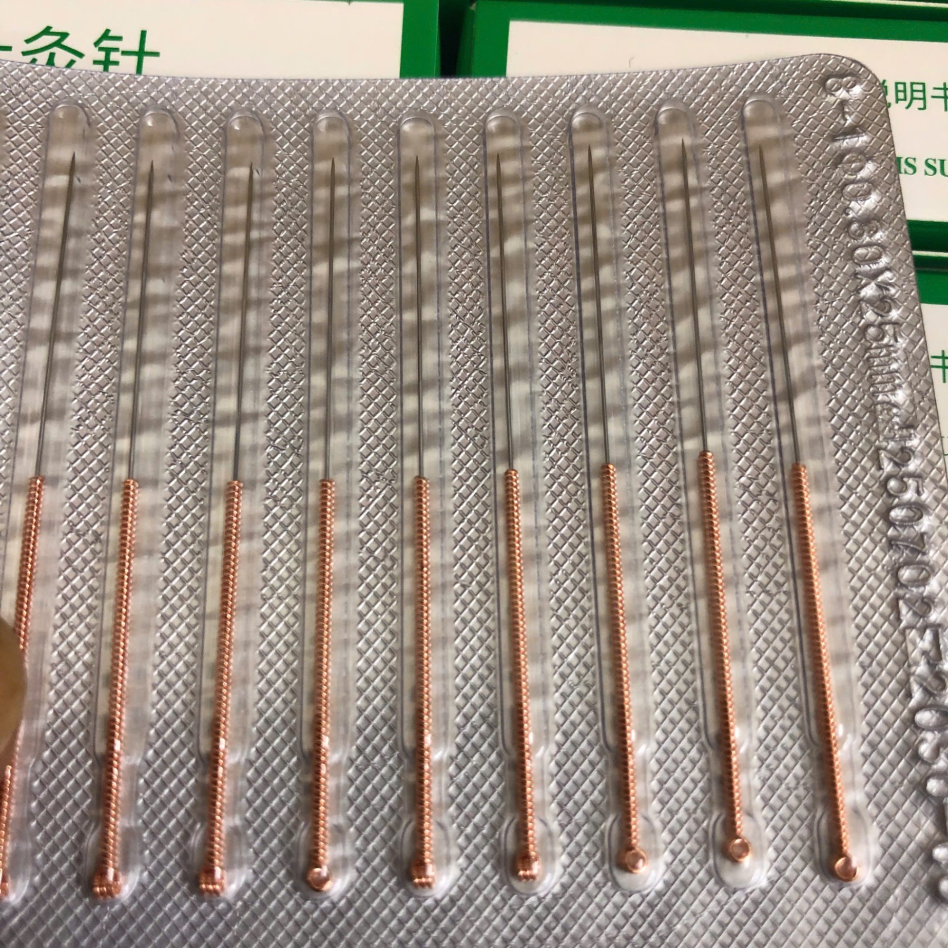 Kim châm cứu vô trùng màu vàng Tony 0.3x25mm, dạng vỉ cán đồng, Trung Quốc (Vỉ=10 cái, Thùng=10000 cây)