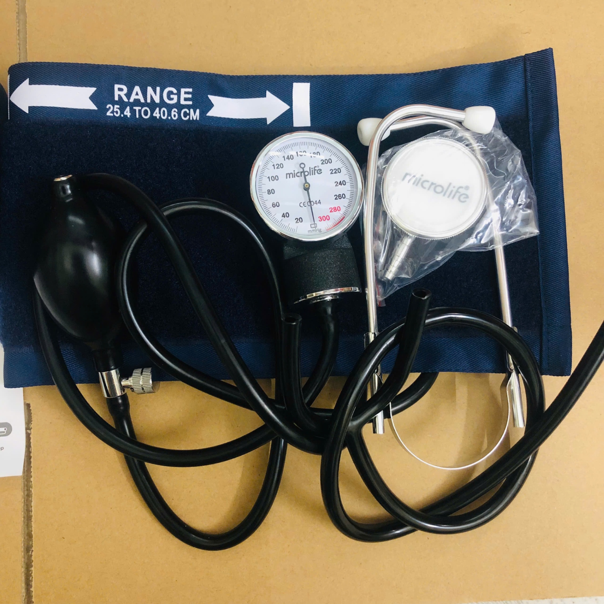 Máy đo huyết áp cơ kèm tai nghe Microlife BP AG1-20
