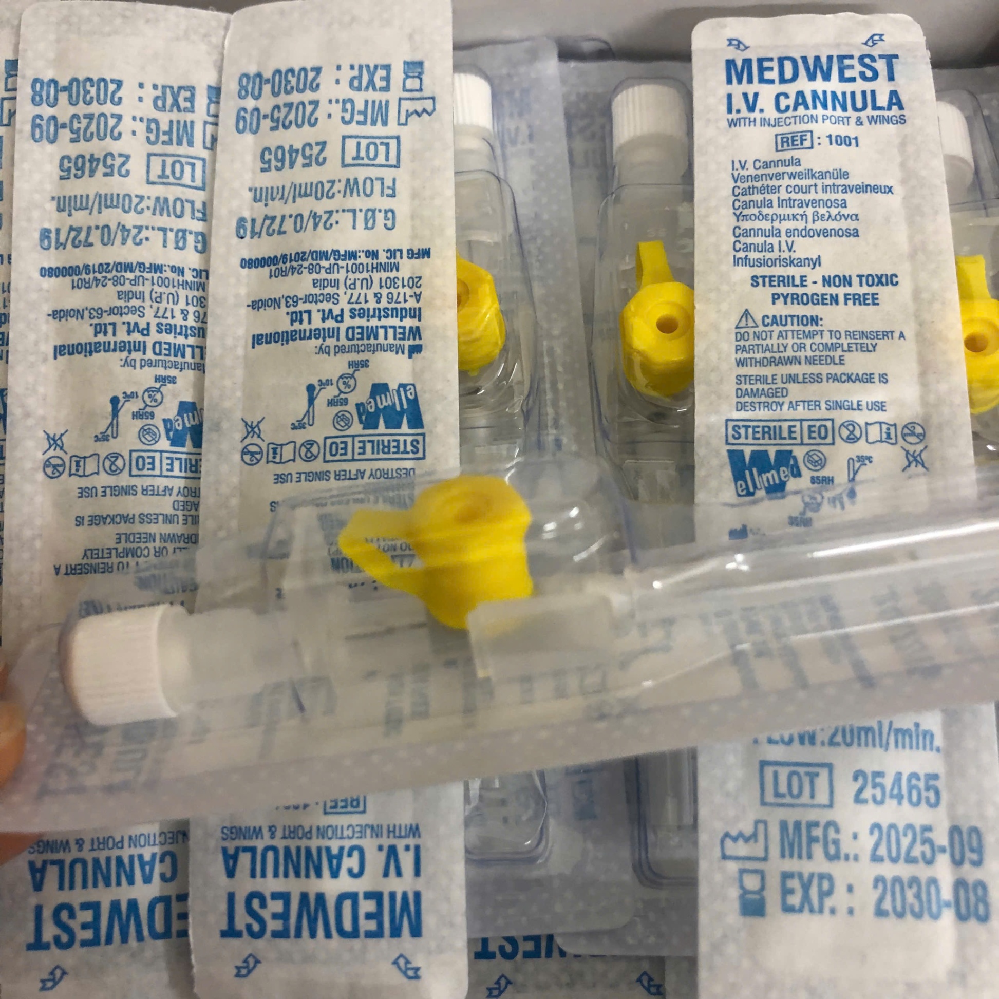 Kim luồn tĩnh mạch, có cánh, có cổng Wellmed
