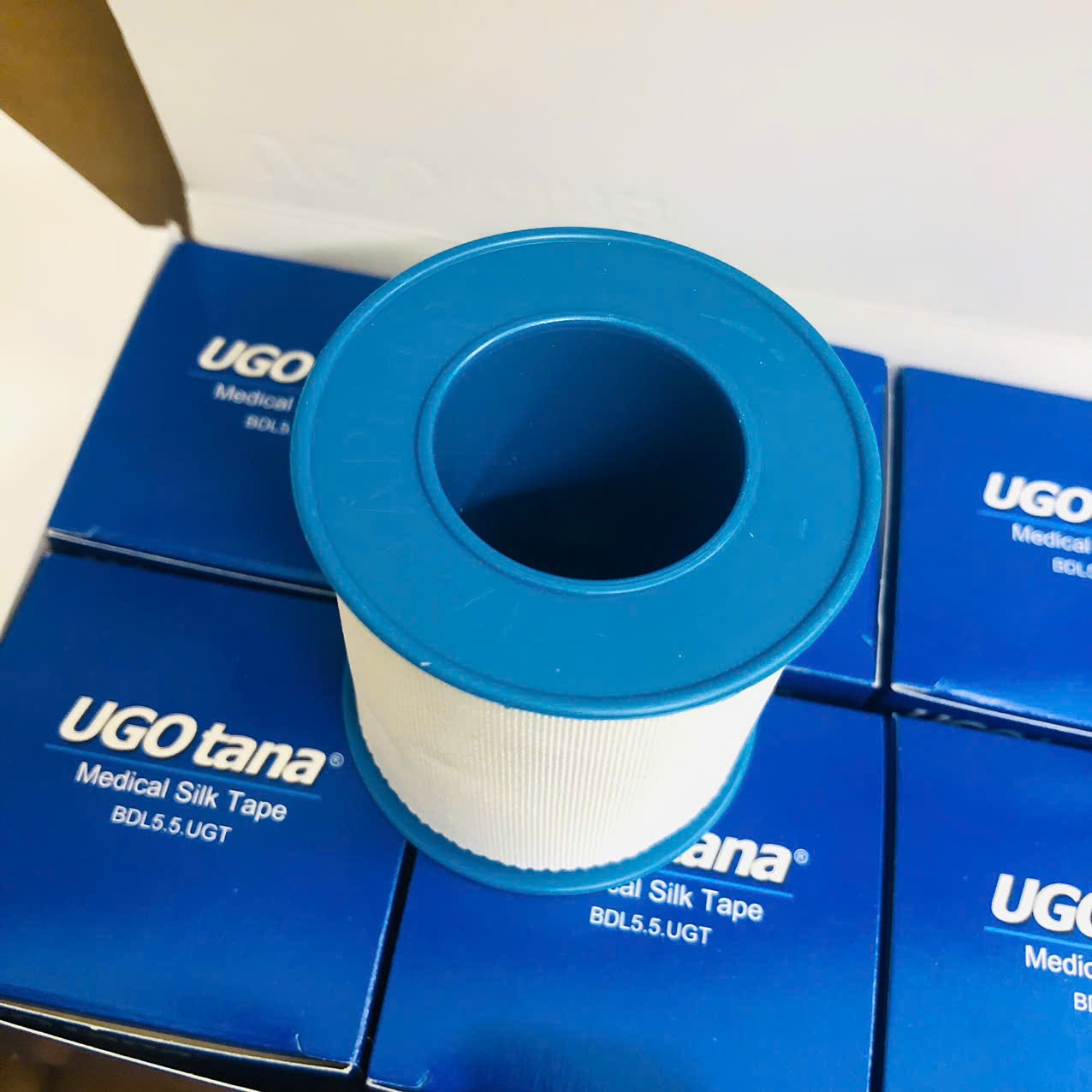 Băng dính cuộn vải lụa y tế 5cm x 5m Ugotana (Hộp 6 cuộn)