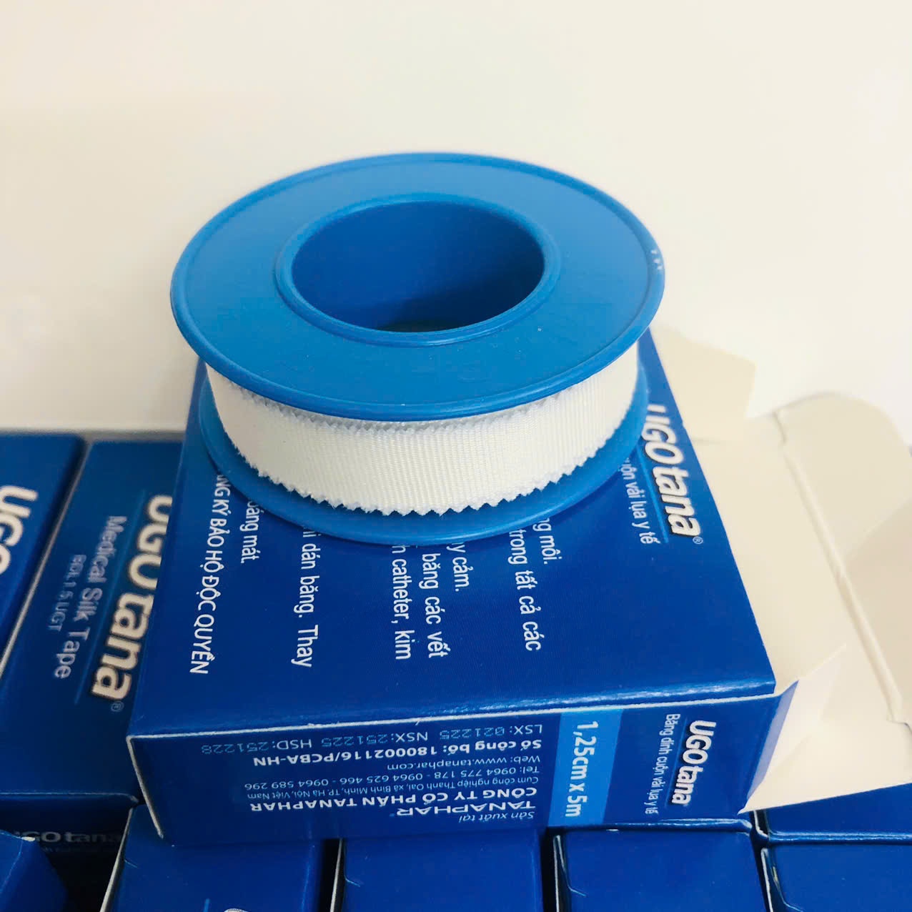 Băng dính cuộn vải lụa y tế Ugotana 1,25cm x 5m (Hộp=24 cuộn)