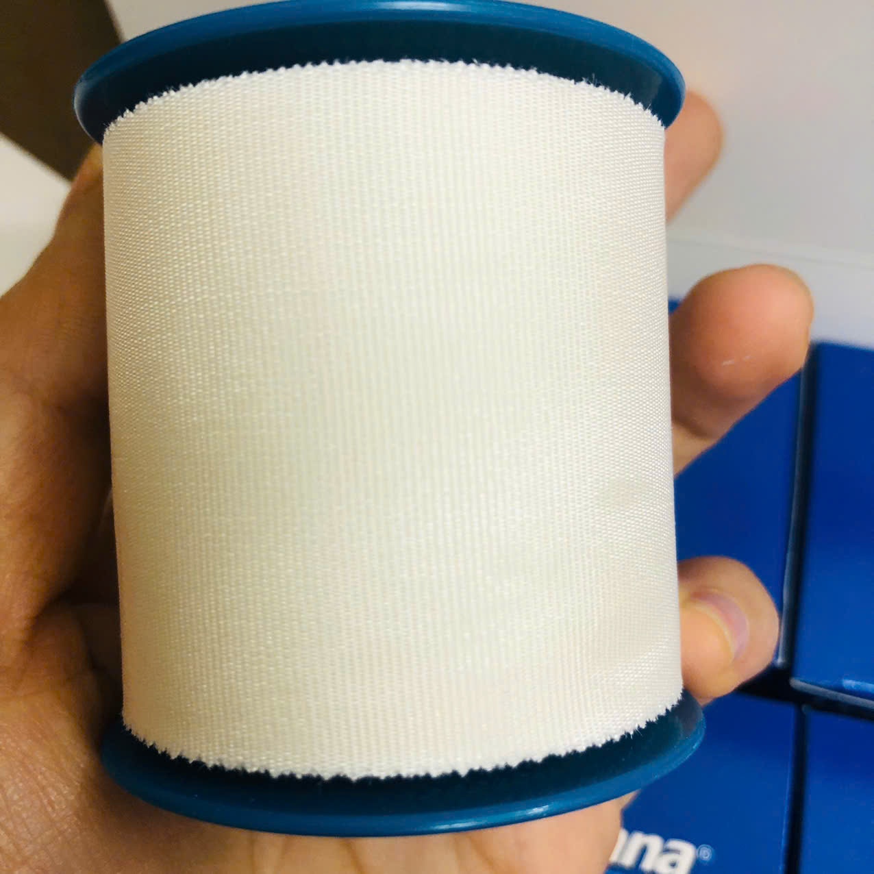 Băng dính cuộn vải lụa y tế 5cm x 5m Ugotana (Hộp 6 cuộn)