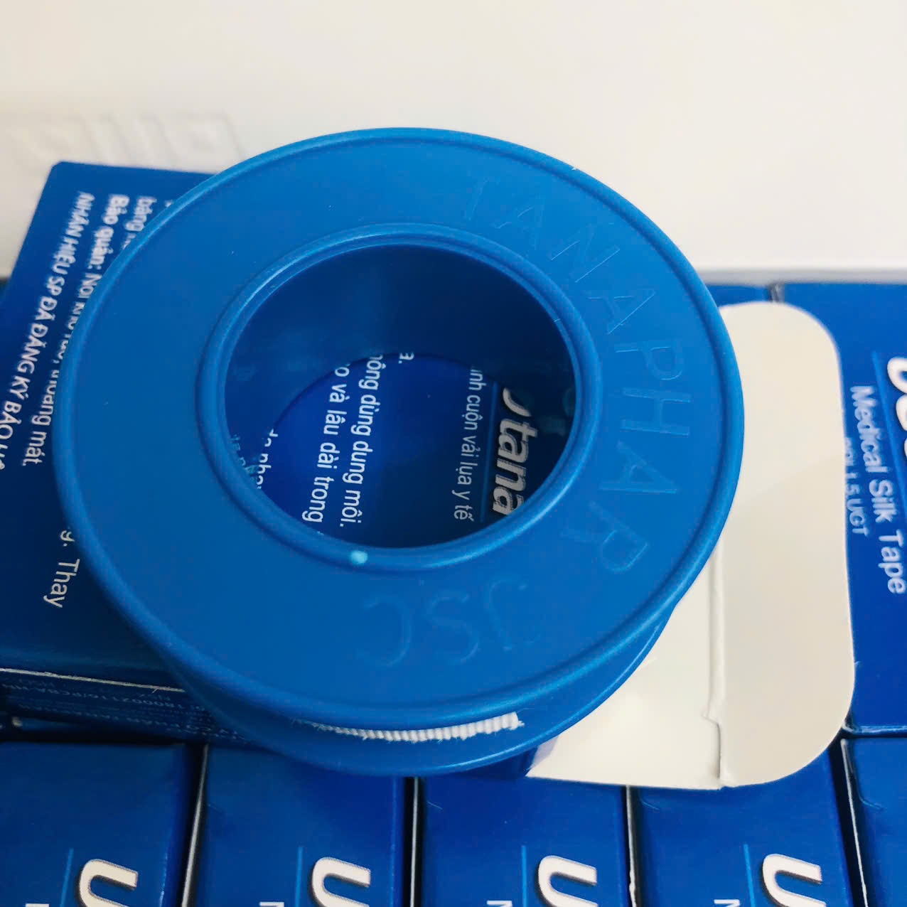 Băng dính cuộn vải lụa y tế Ugotana 1,25cm x 5m (Hộp=24 cuộn)