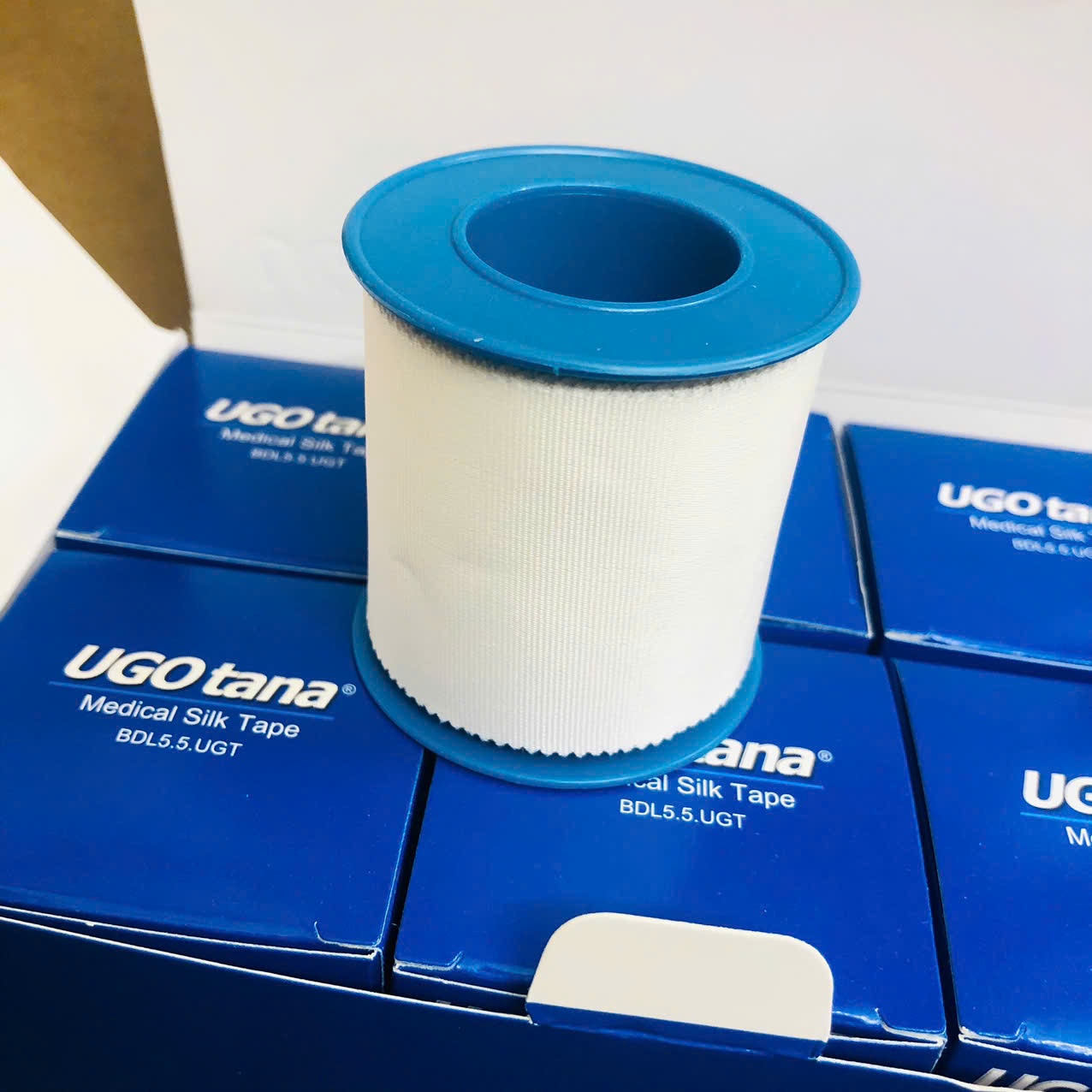 Băng dính cuộn vải lụa y tế 5cm x 5m Ugotana (Hộp 6 cuộn)