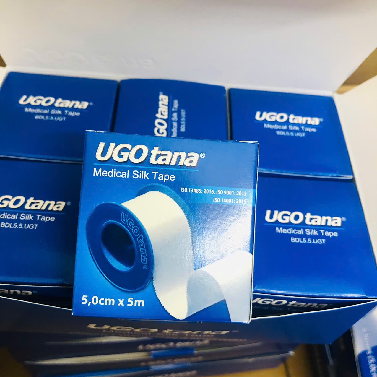 Băng dính cuộn vải lụa y tế 5cm x 5m Ugotana (Hộp 6 cuộn)