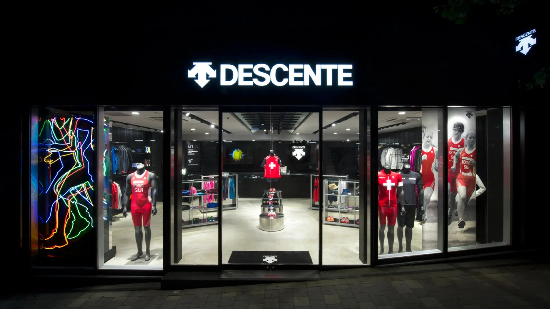 Descente Thương hiệu thời trang CAO CẤP lâu đời của Nhật Bản.