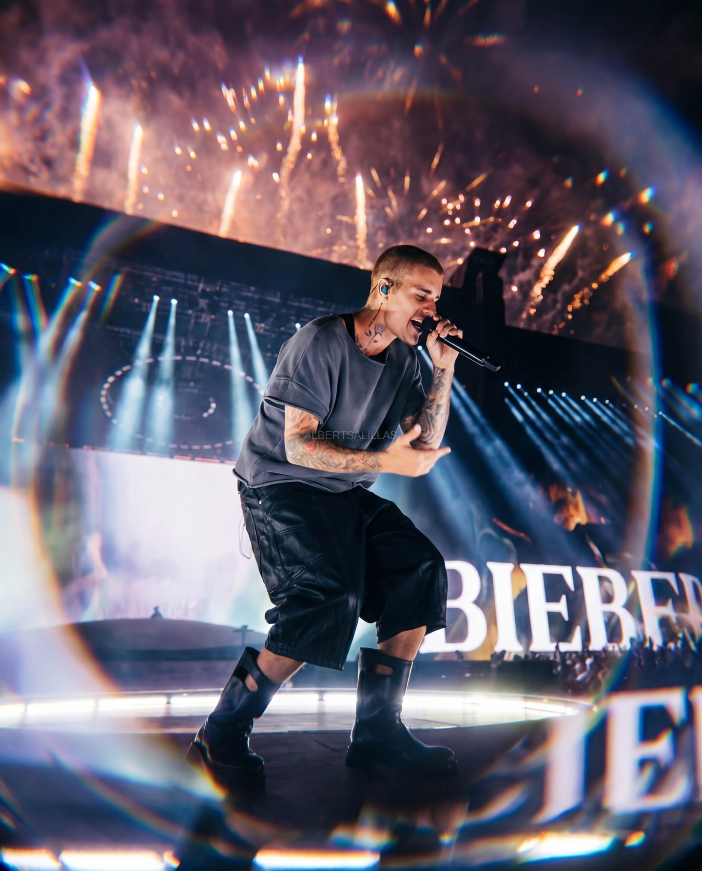 Quần cạp trễ in chữ tiếng Việt của Justin Bieber 'cháy hàng'