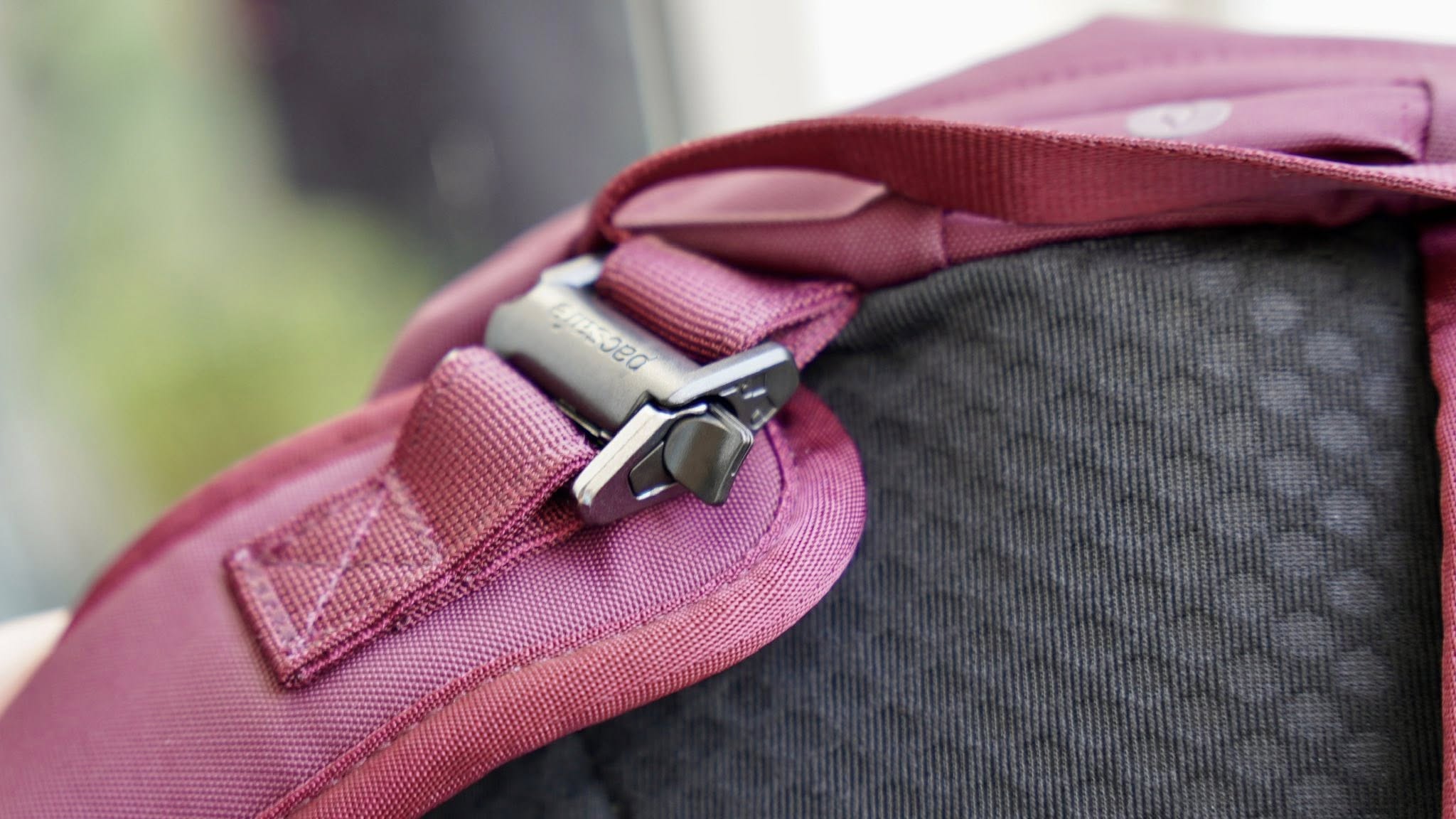 Balo-chong-trom-Pacsafe-V-Active-Anti-Theft-Backpack-24L-Burgundy-60301347-17.jpg?v=1774841315