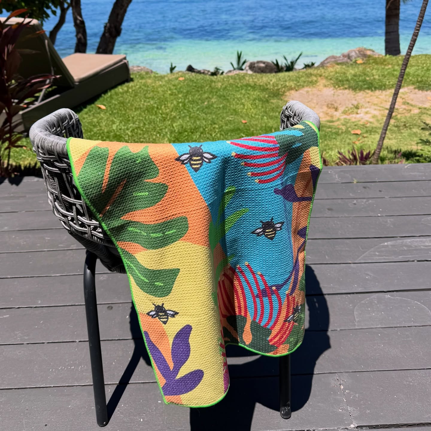 Khan-Kailua-Honey-Multiuse-Towels-for-Home-and-Gym-Flowers-amp-Bees-77x46cm-2.jpg?v=1776762903