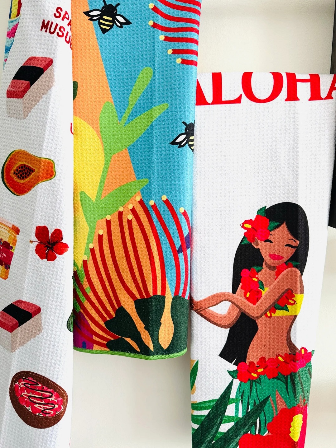 Khan-Kailua-Honey-Multiuse-Towels-for-Home-and-Gym-Flowers-amp-Bees-77x46cm-5.jpg?v=1776762917
