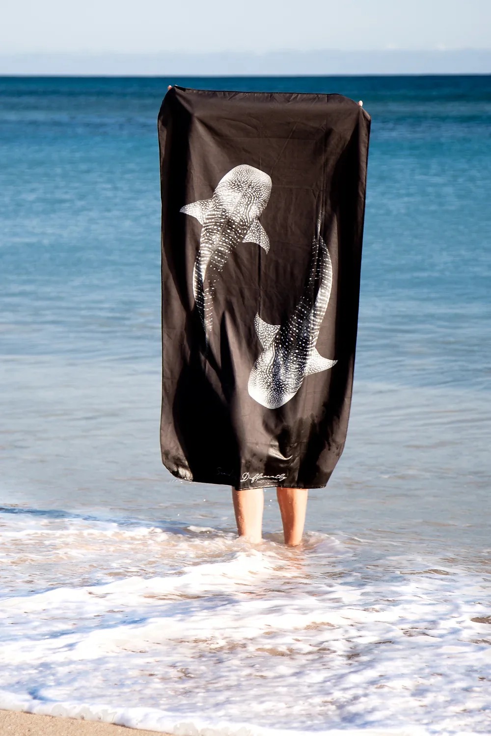 Khan-di-bien-SeaLife-Differently-Yin-Yang-Whale-Sharks-Towel-size-1m6x80cm-1.jpg?v=1779092947