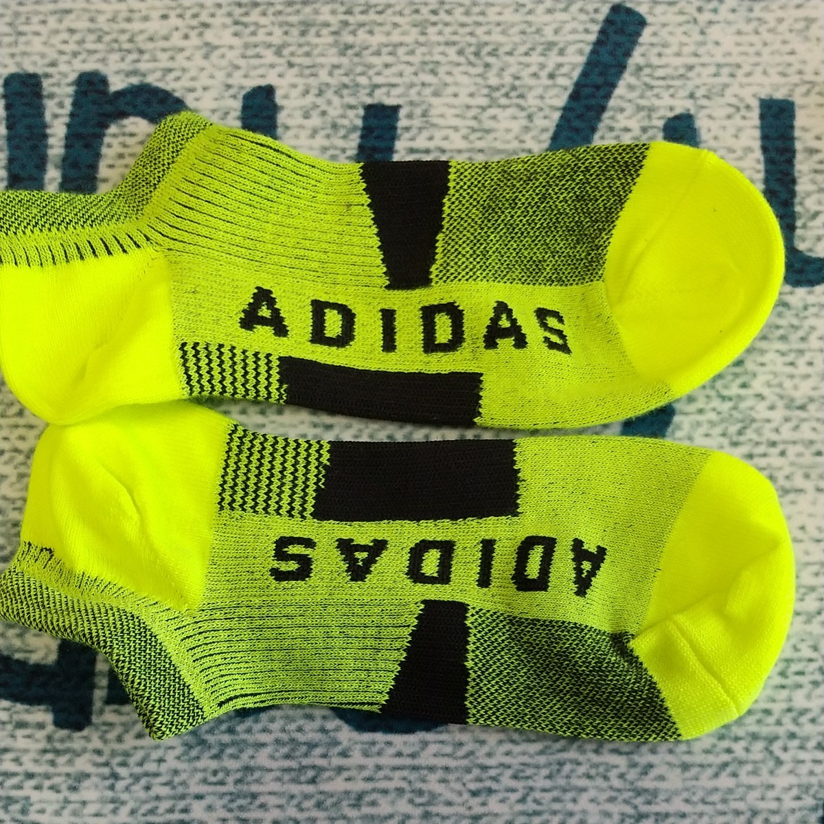 Set-3-doi-tat-the-thao-Adidas-Sports-Linear-Logo-Unisex-Sneaker-Length-Socks-Set-of-3-4.jpg?v=1776648711