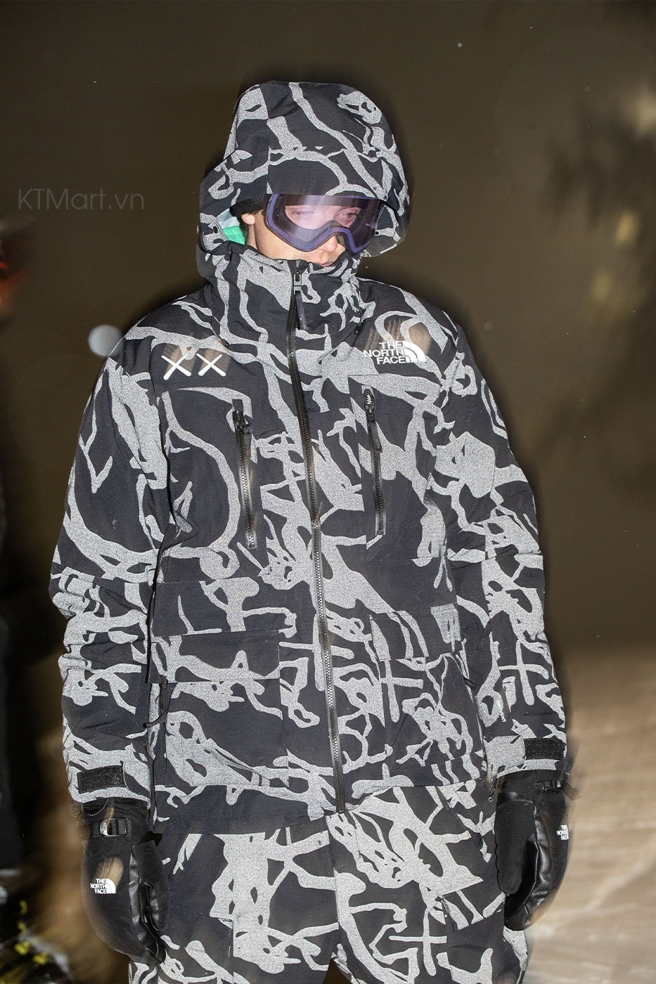 THE-NORTH-FACE-x-KAWS-Freeride-Jacket-NF0A7WLQ-size-M-5.jpg?v=1773024976
