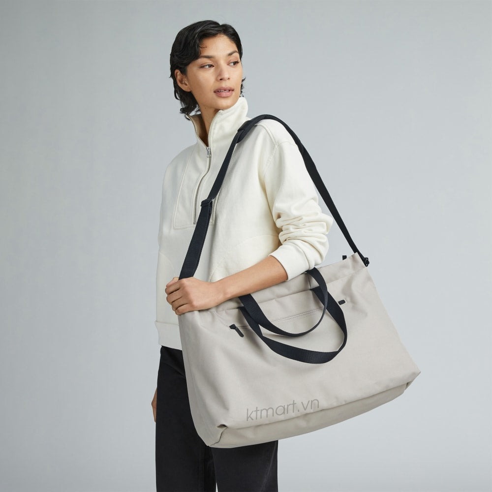 Tui-Everlane-The-ReNew-Transit-Weekender-28L-15.jpg?v=1778122285