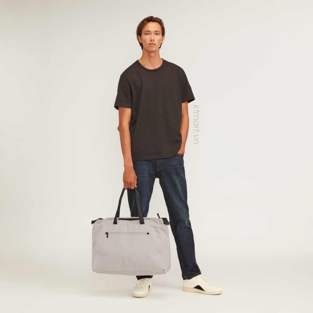 Tui-Everlane-The-ReNew-Transit-Weekender-28L-19.jpg?v=1778122308