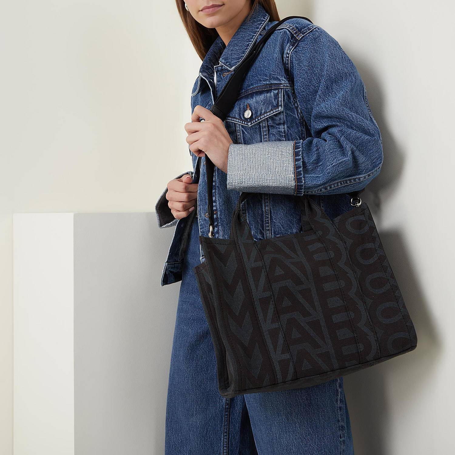 Tui-Marc-Jacobs-The-Outline-Monogram-Medium-Tote-Bag-2S3HTT010H04-10.jpg?v=1770269082