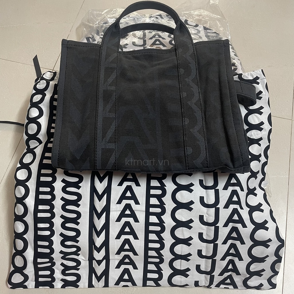 Tui-Marc-Jacobs-The-Outline-Monogram-Medium-Tote-Bag-2S3HTT010H04-3.jpg?v=1770269033