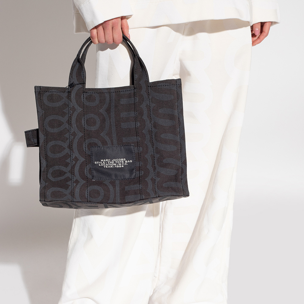 Tui-Marc-Jacobs-The-Outline-Monogram-Medium-Tote-Bag-2S3HTT010H04-7.jpg?v=1770269062