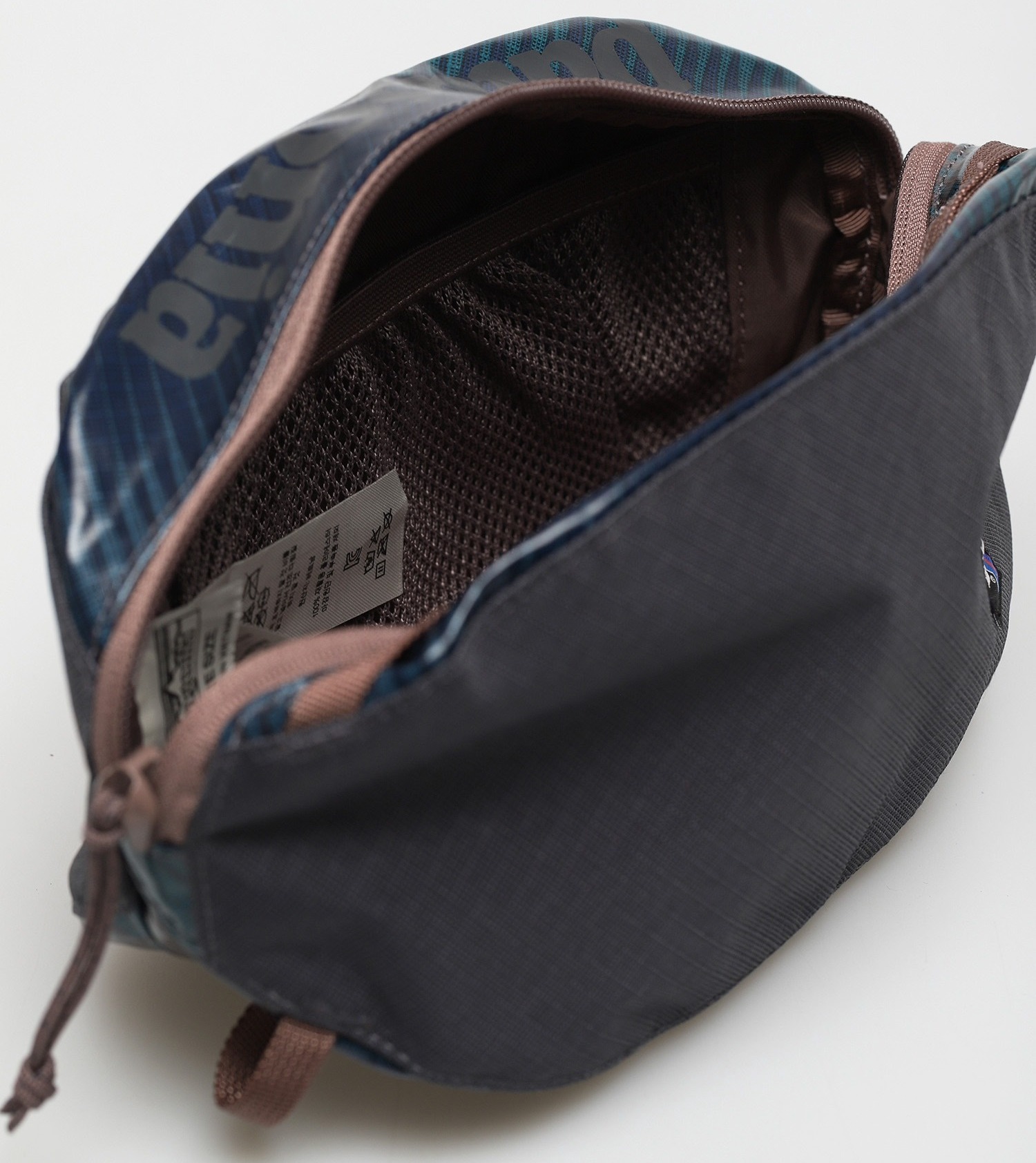 Tui-Patagonia-Black-Hole-Cube-Small-3L-49361-Patagonia-21.jpg?v=1774940492