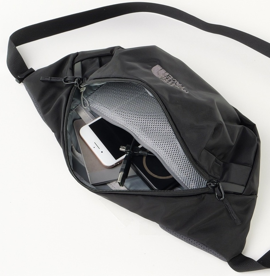 Tui-The-North-Face-Shoulder-Bag-Black-NM72355K-19.jpg?v=1770256369