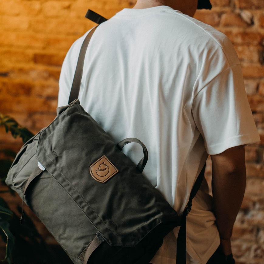 Tui-deo-cheo-Fjallraven-Foldsack-No-2-in-Dark-Olive-3.jpg