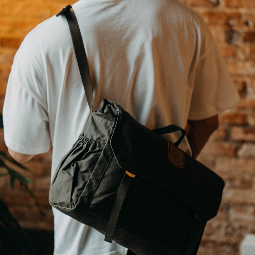 Tui-deo-cheo-Fjallraven-Foldsack-No-2-in-Dark-Olive-4.jpg
