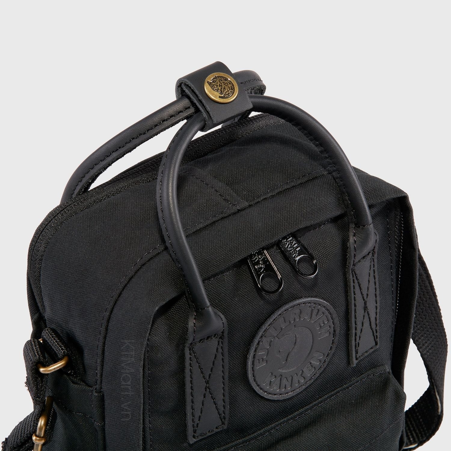 Tui-deo-cheo-G1000-chong-tham-Fjallraven-Kanken-No-2-Black-Sling-23799-14.jpg?v=1773193108