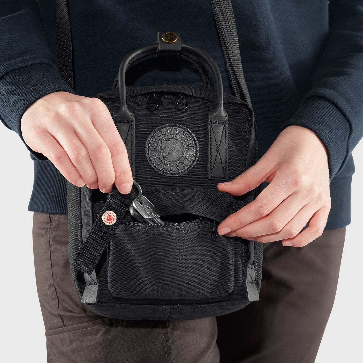 Tui-deo-cheo-G1000-chong-tham-Fjallraven-Kanken-No-2-Black-Sling-23799-6.jpg?v=1773193062
