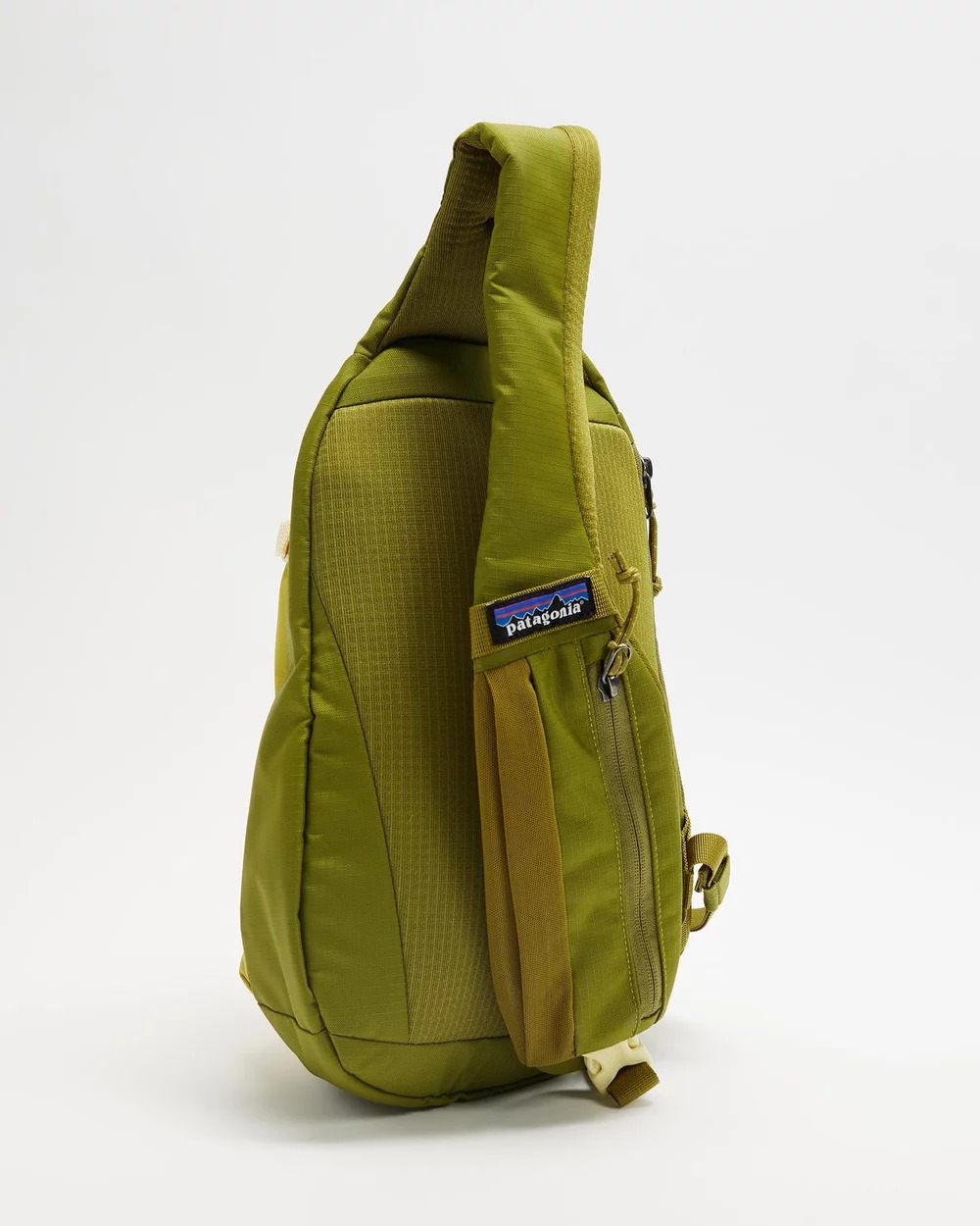 Tui-deo-cheo-Patagonia-Atom-Sling-8L-48262-Graze-Green-5.jpg?v=1774950090