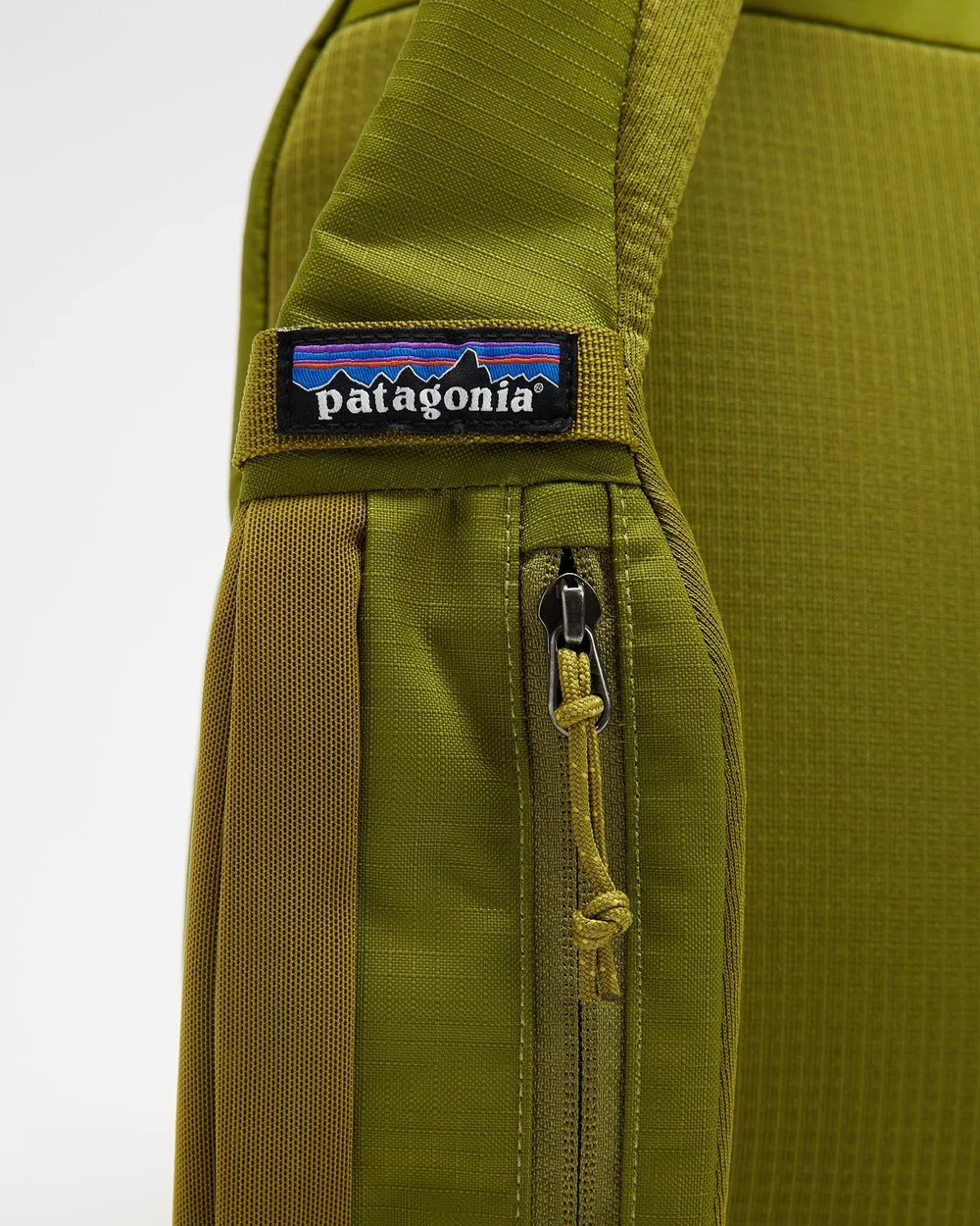 Tui-deo-cheo-Patagonia-Atom-Sling-8L-48262-Graze-Green-6.jpg?v=1774950094