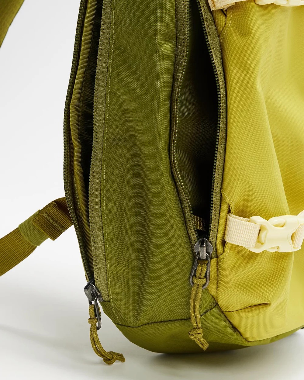 Tui-deo-cheo-Patagonia-Atom-Sling-8L-48262-Graze-Green-7.jpg?v=1774950097